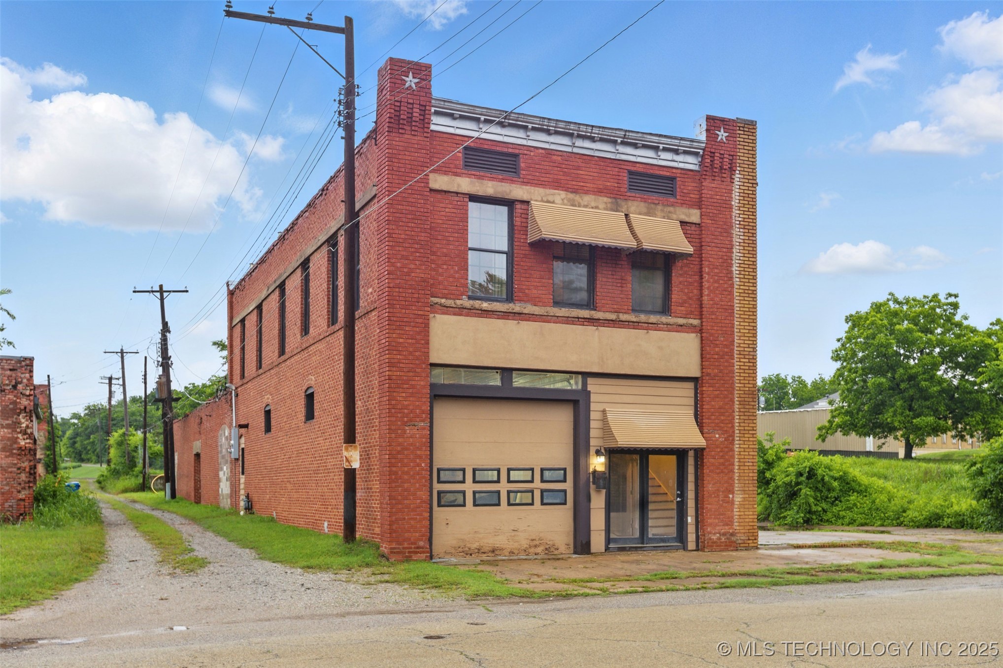 111 E Broadway Avenue Property Photo 2