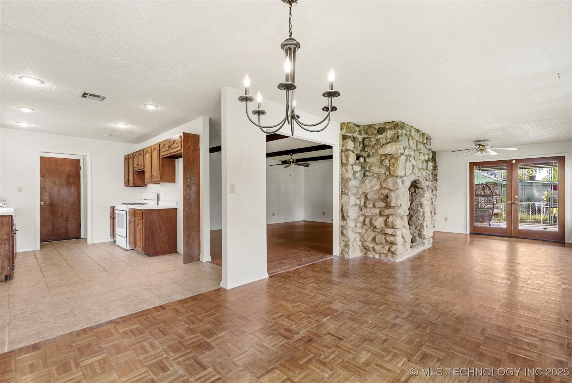 409 E 19th Street Property Photo 7