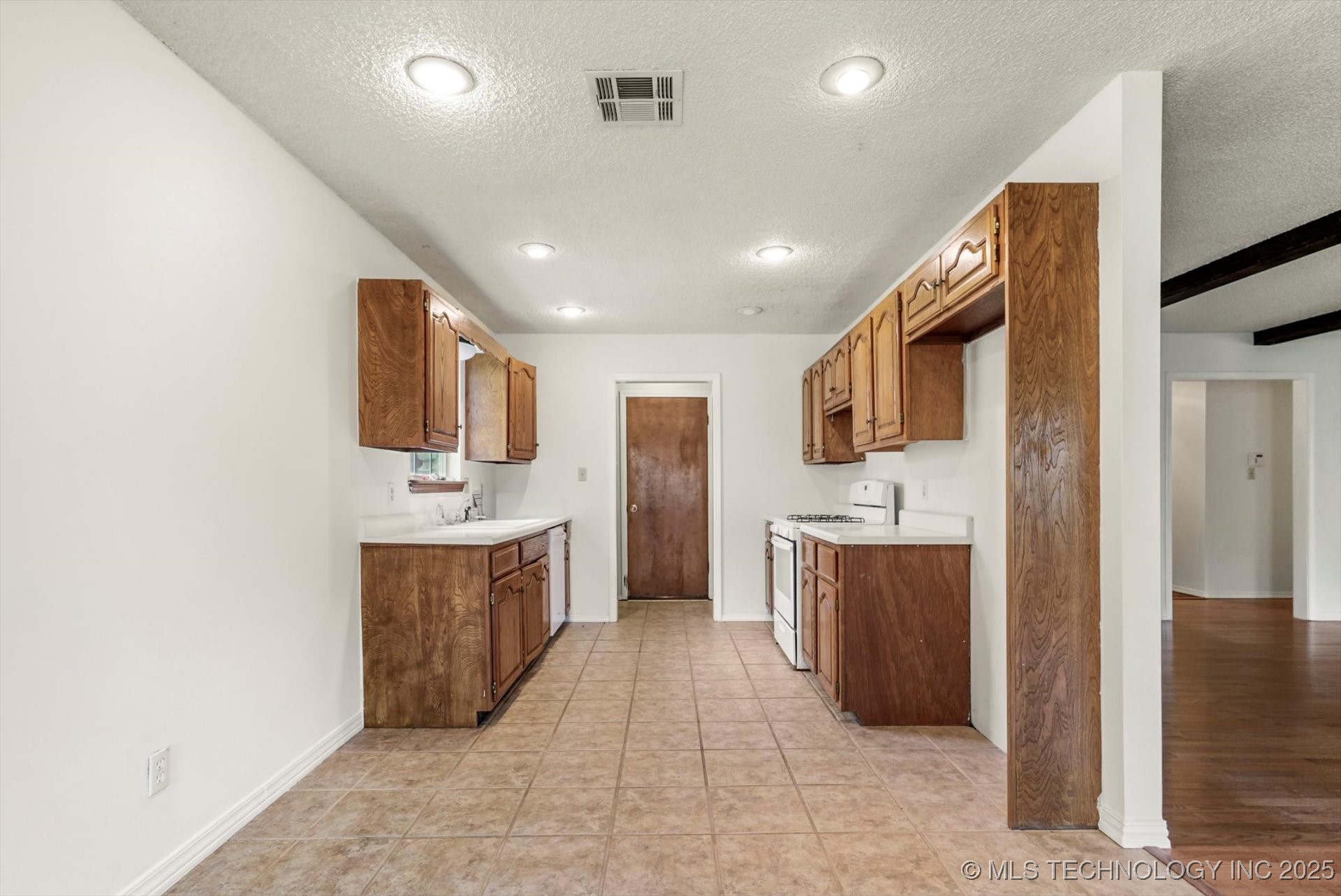 409 E 19th Street Property Photo 8