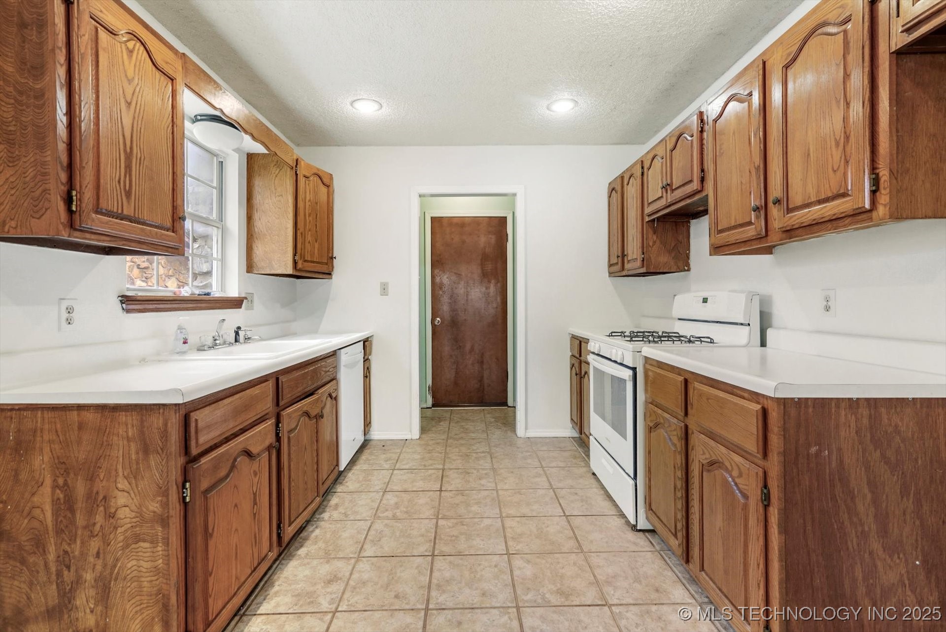 409 E 19th Street Property Photo 9