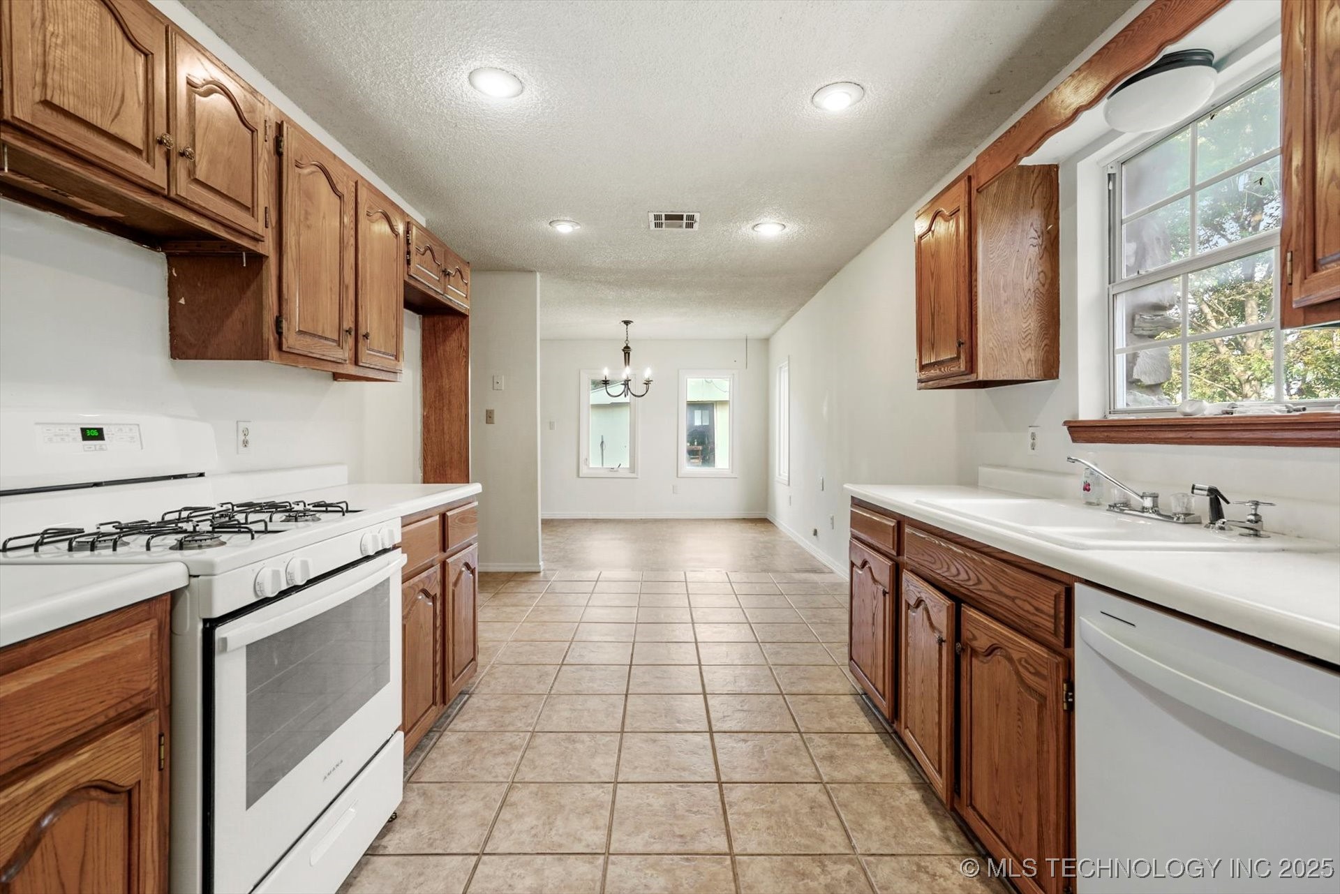 409 E 19th Street Property Photo 10