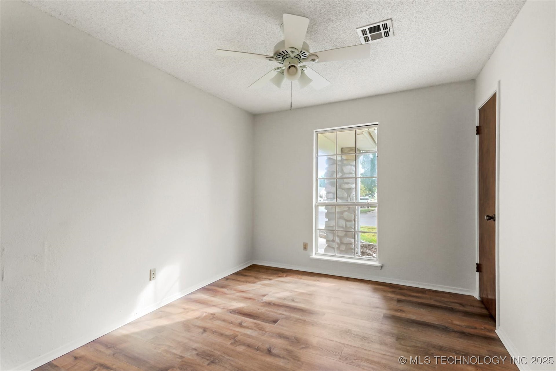 409 E 19th Street Property Photo 18