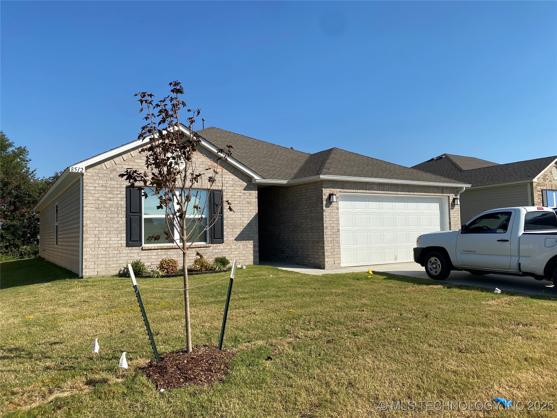 8512 E Queens Street Property Photo 1