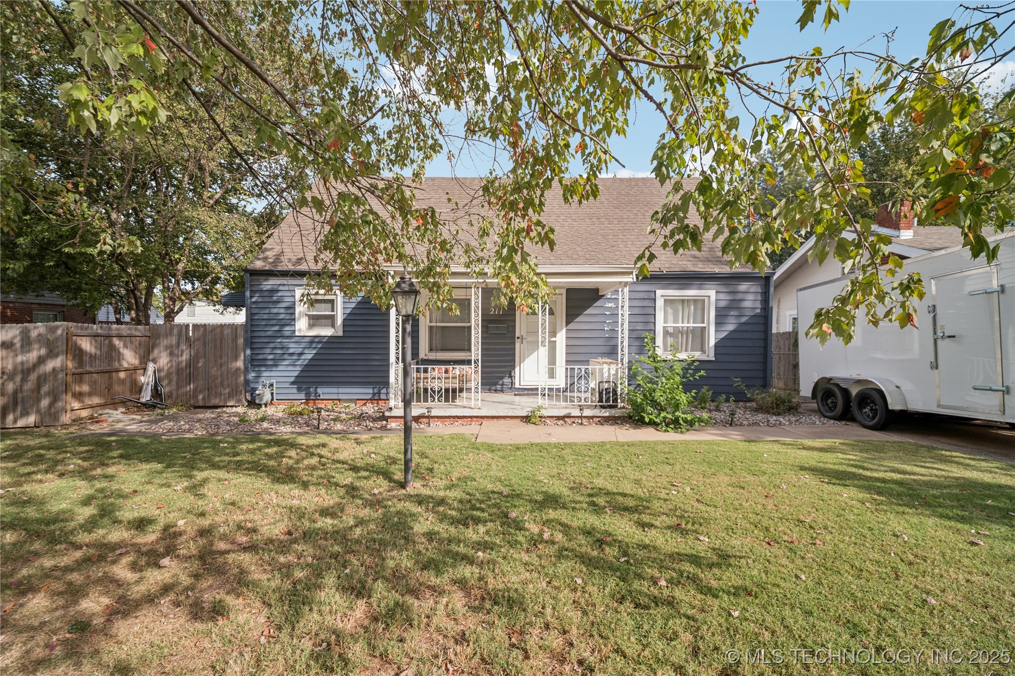 211 S Florence Avenue Property Photo 1