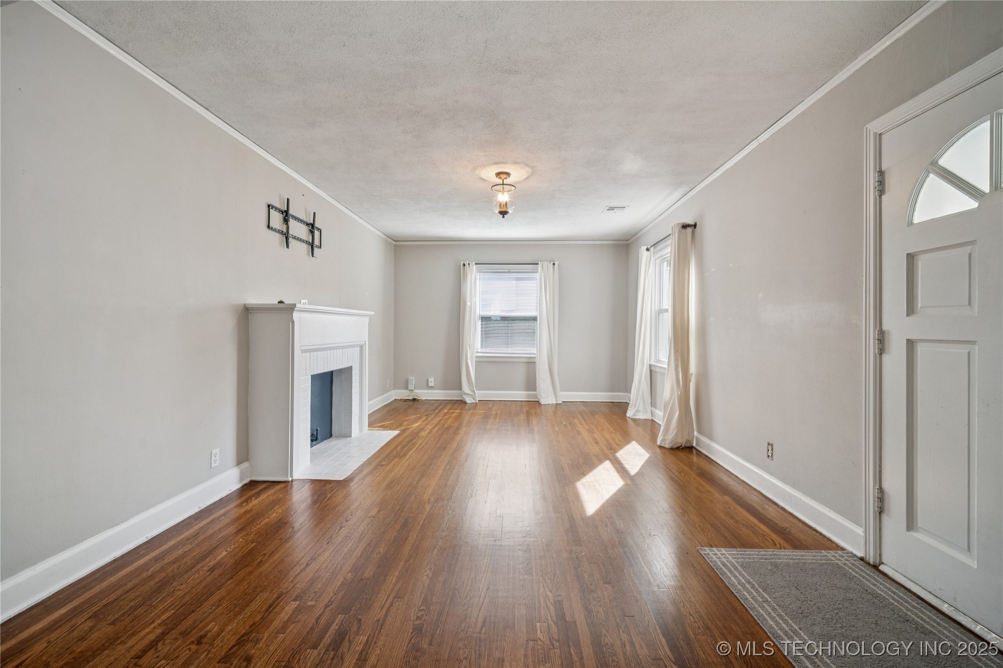 211 S Florence Avenue Property Photo 3