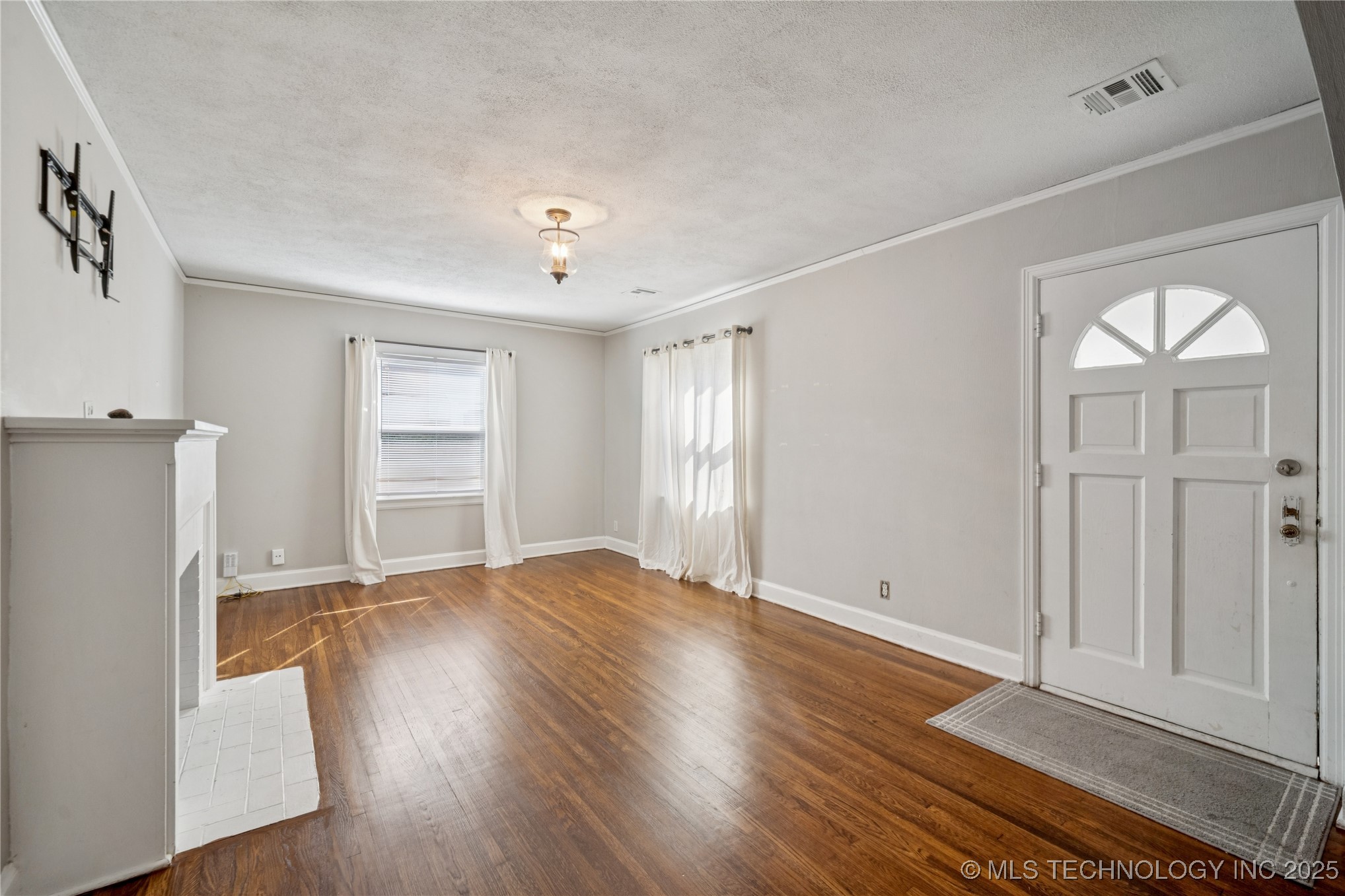 211 S Florence Avenue Property Photo 4