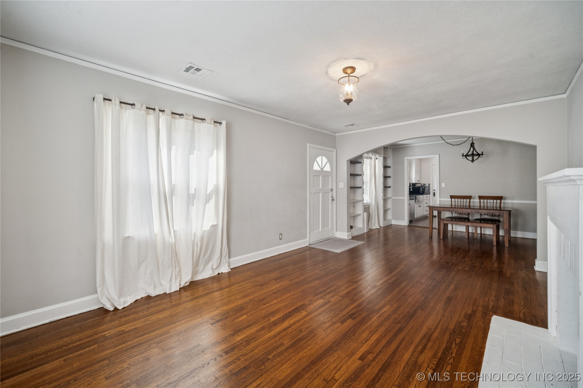 211 S Florence Avenue Property Photo 5