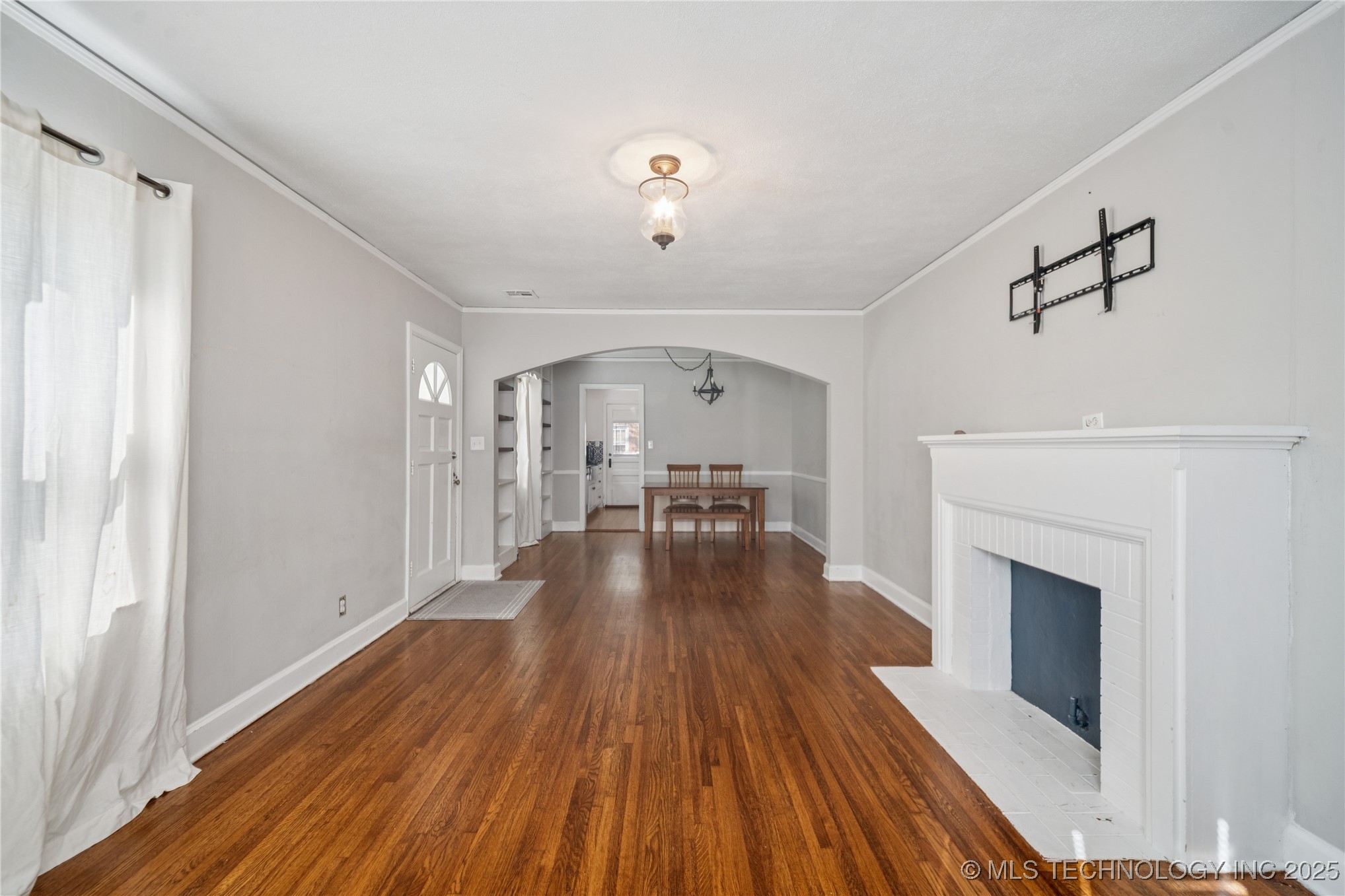 211 S Florence Avenue Property Photo 6