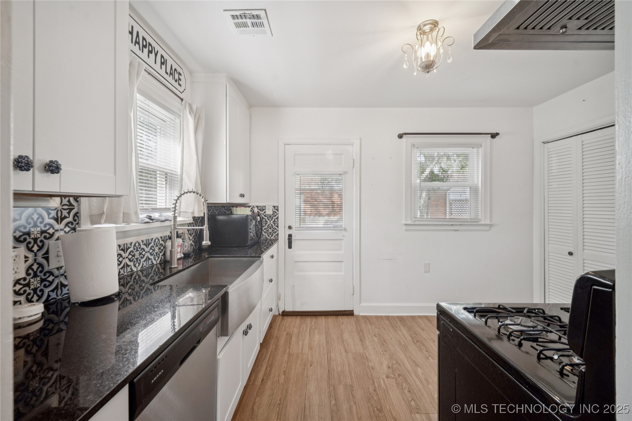 211 S Florence Avenue Property Photo 8