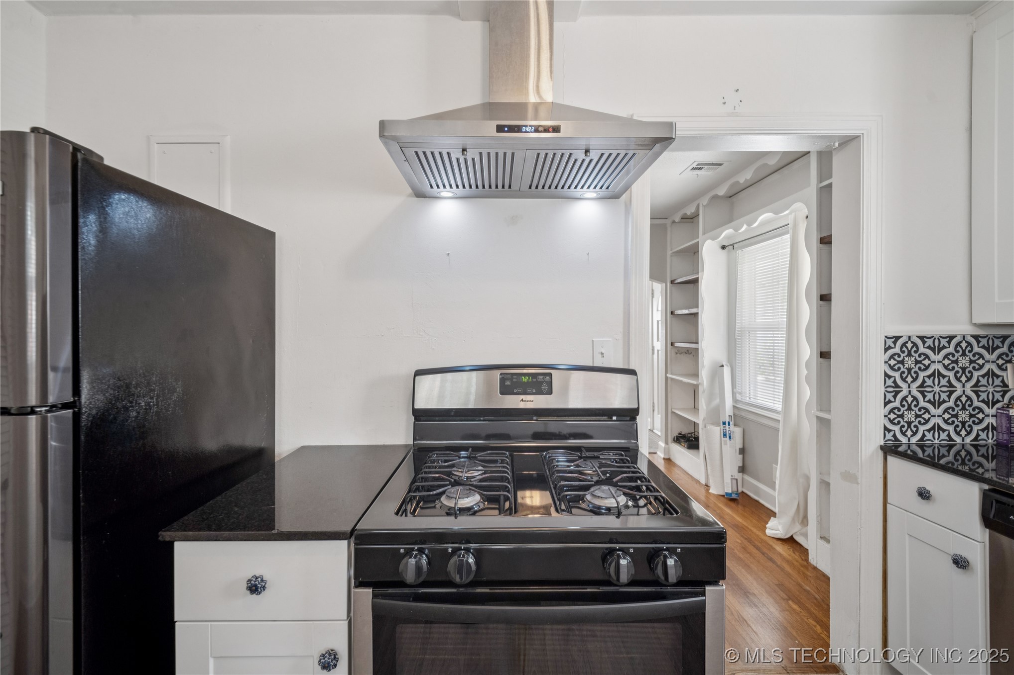 211 S Florence Avenue Property Photo 10