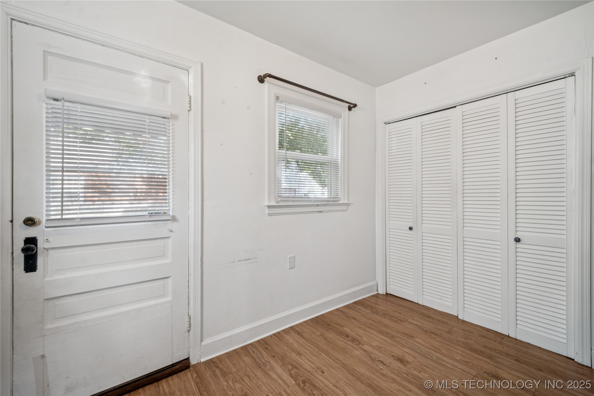 211 S Florence Avenue Property Photo 11