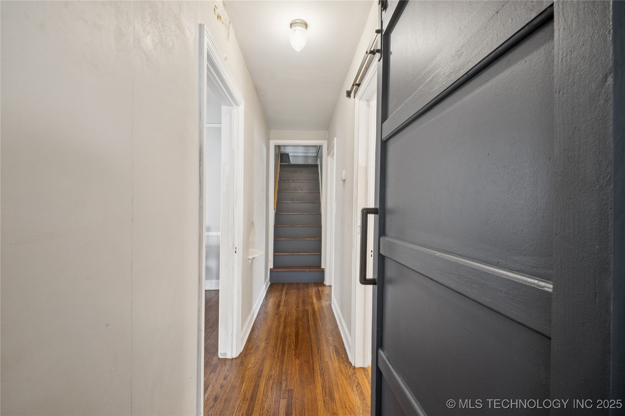 211 S Florence Avenue Property Photo 15