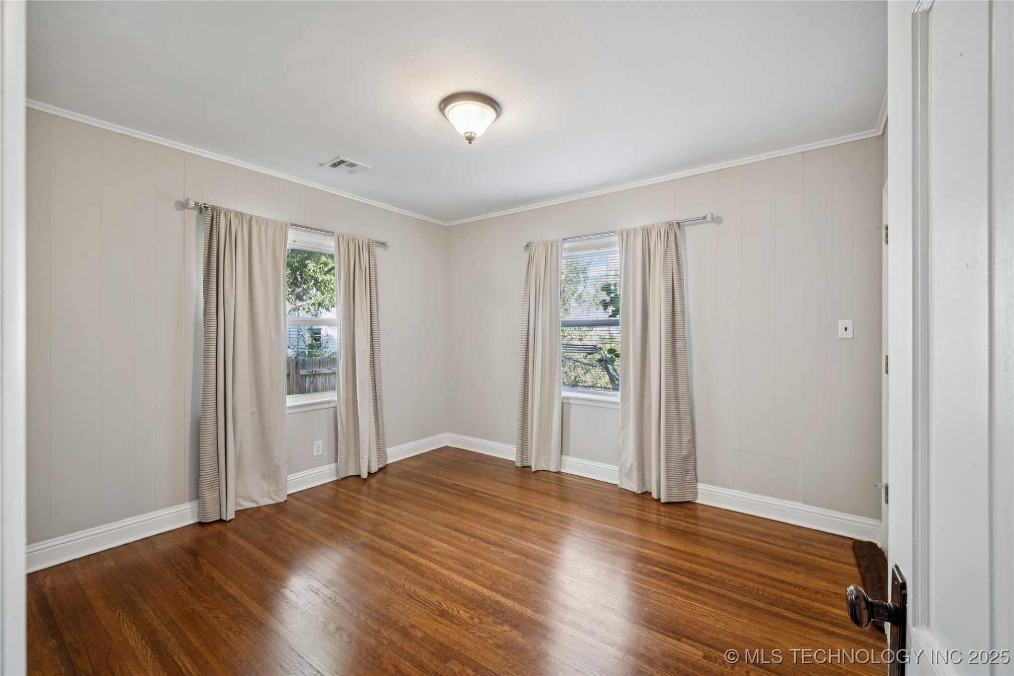 211 S Florence Avenue Property Photo 18