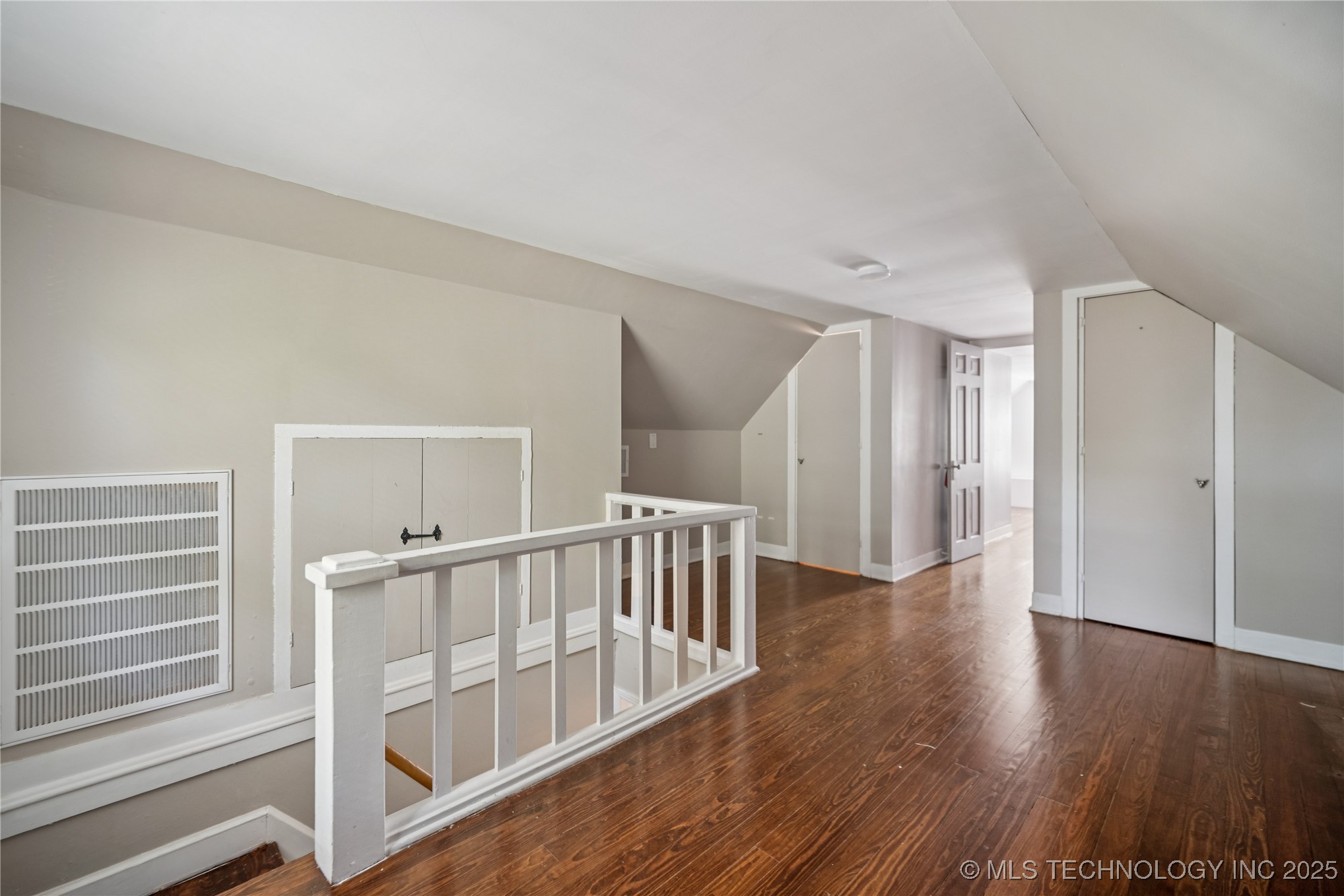 211 S Florence Avenue Property Photo 21