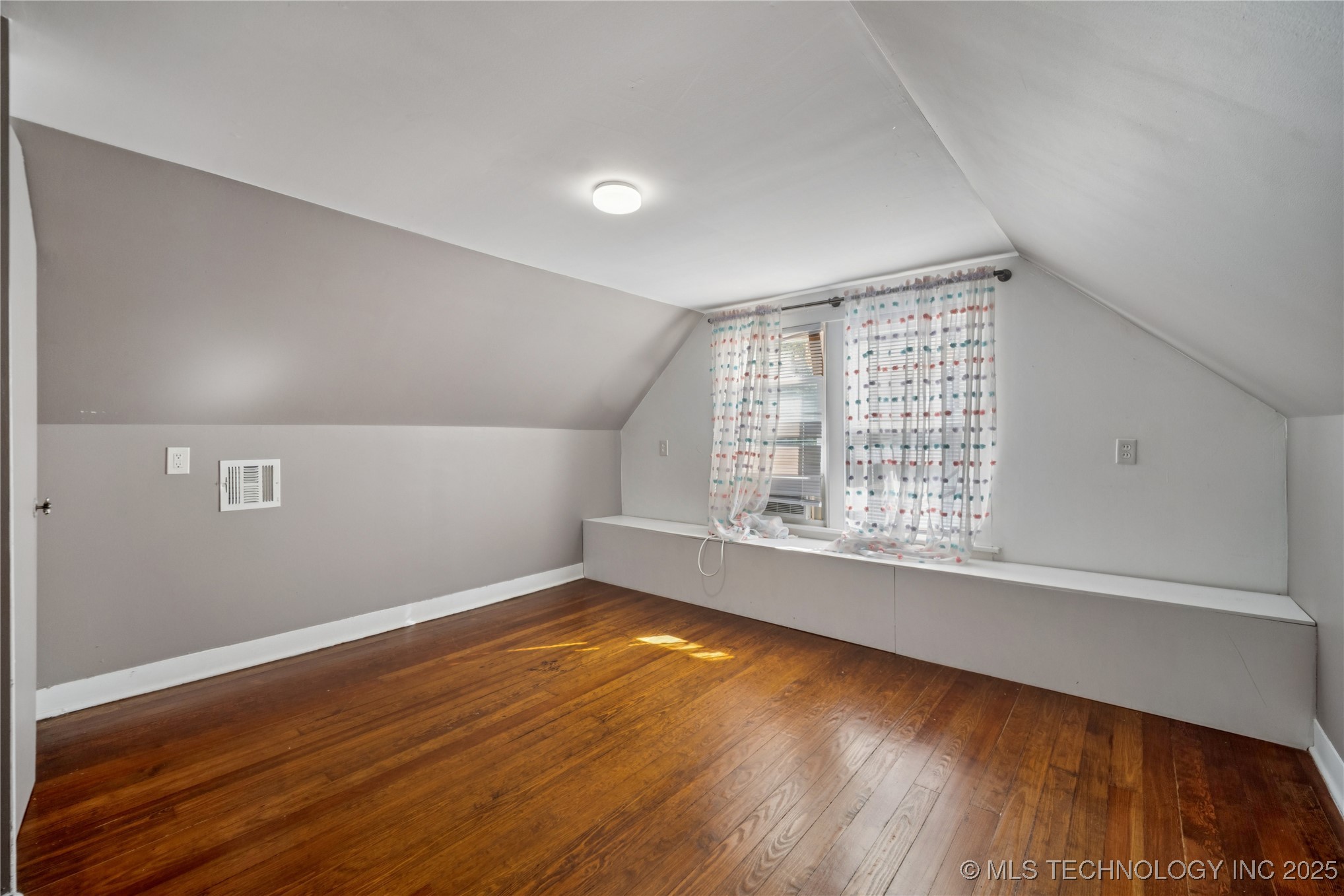 211 S Florence Avenue Property Photo 23