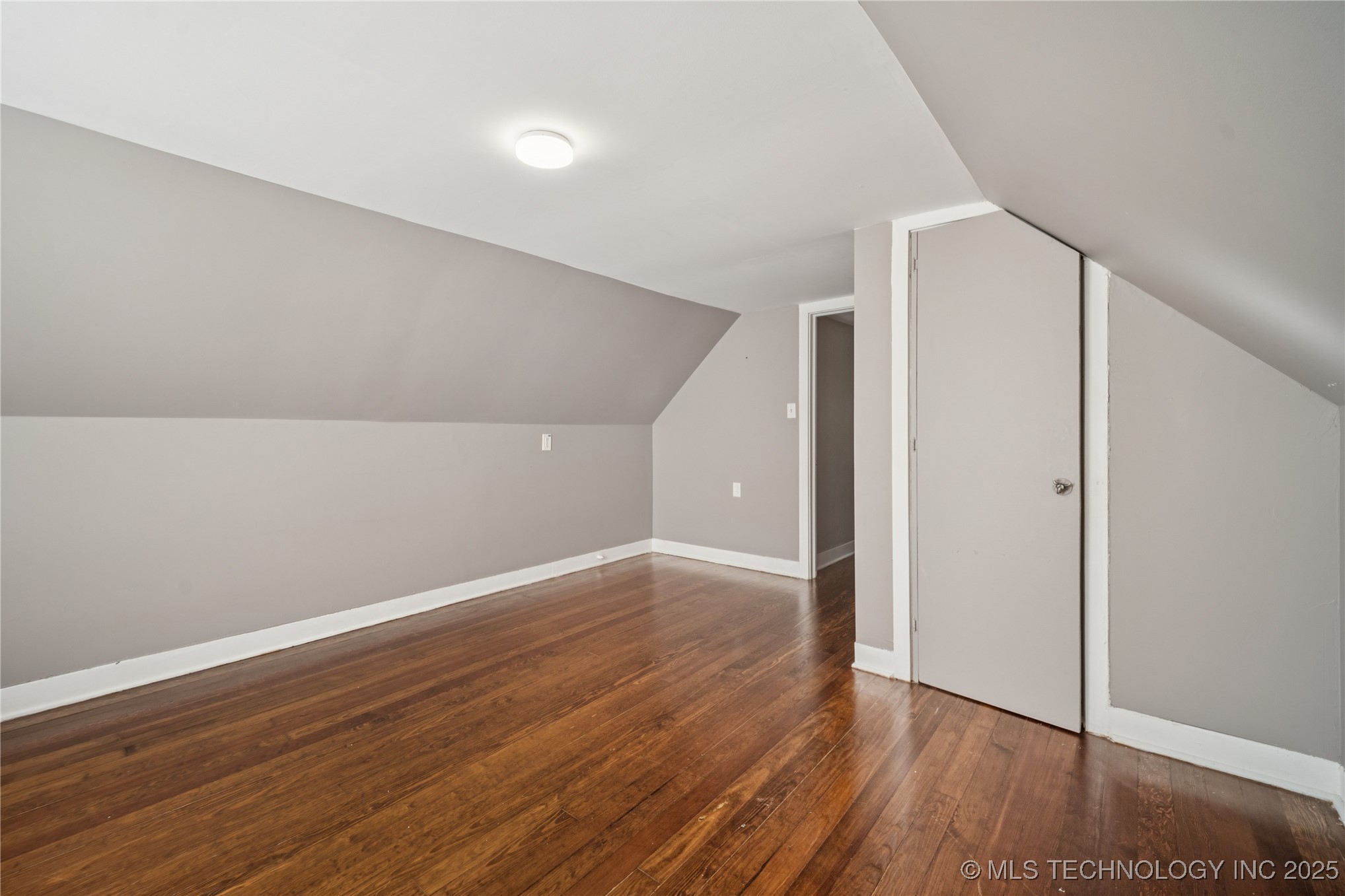 211 S Florence Avenue Property Photo 24