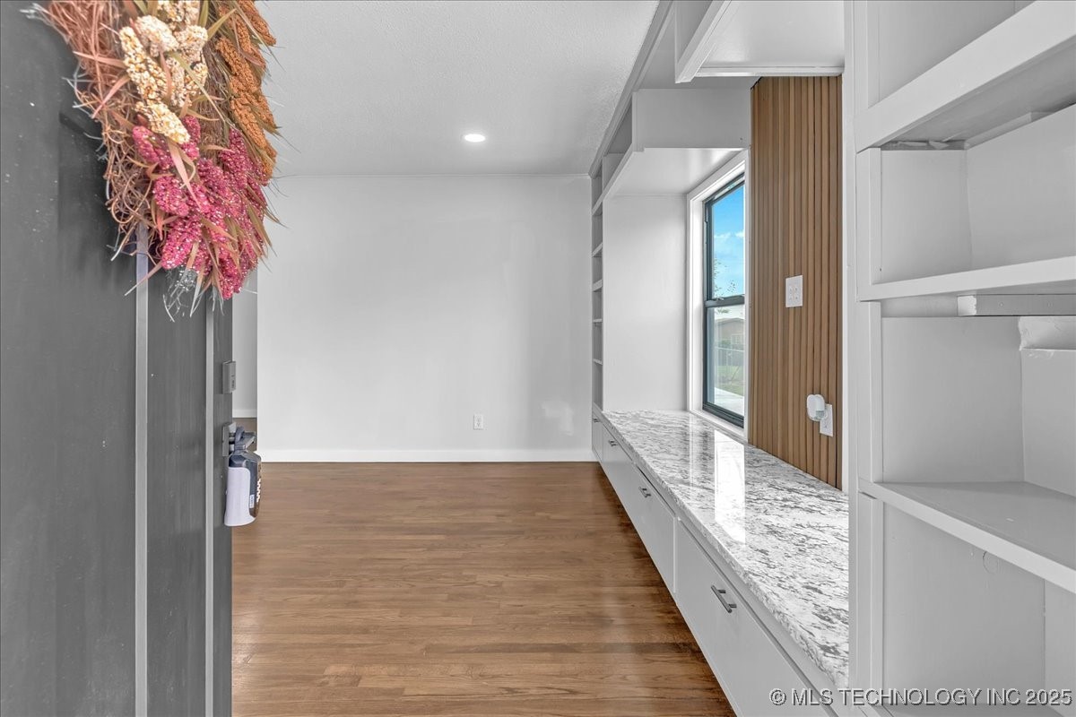 1942 N Oxford Avenue Property Photo 2