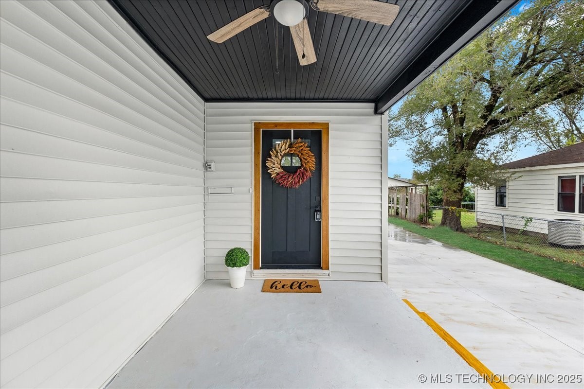 1942 N Oxford Avenue Property Photo 3