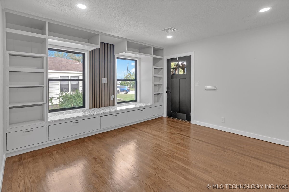 1942 N Oxford Avenue Property Photo 4