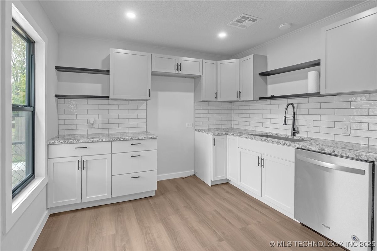 1942 N Oxford Avenue Property Photo 6