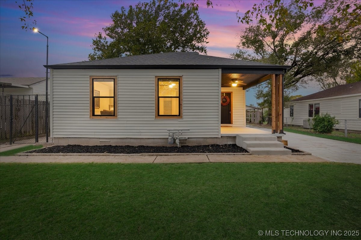 1942 N Oxford Avenue Property Photo 8