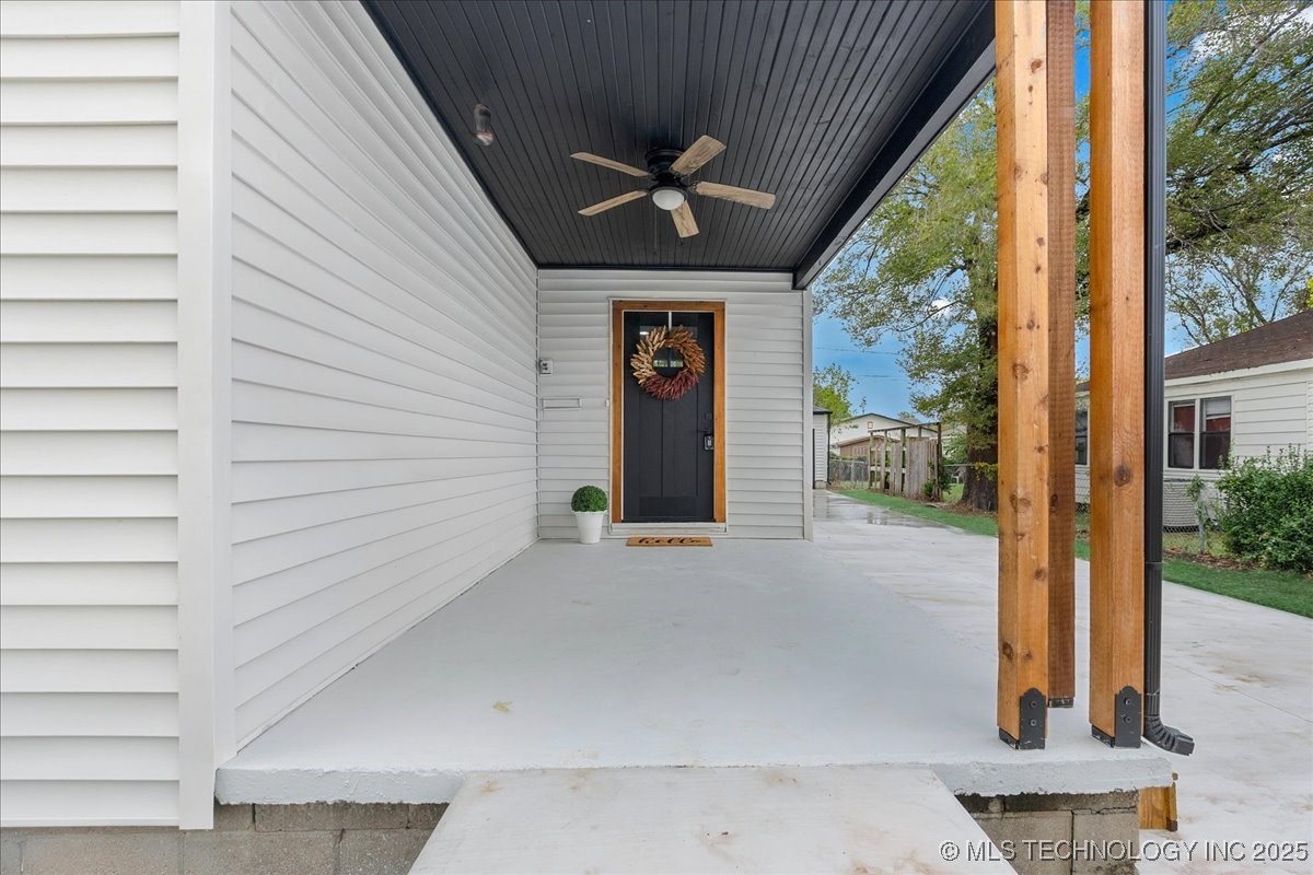 1942 N Oxford Avenue Property Photo 9