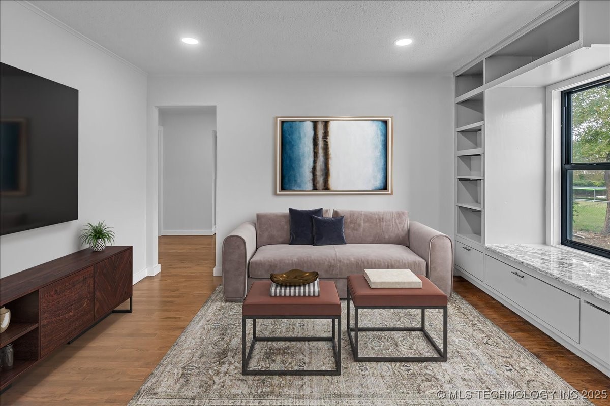 1942 N Oxford Avenue Property Photo 10