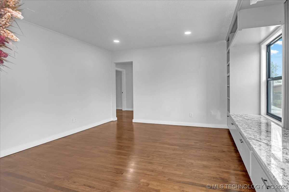 1942 N Oxford Avenue Property Photo 11