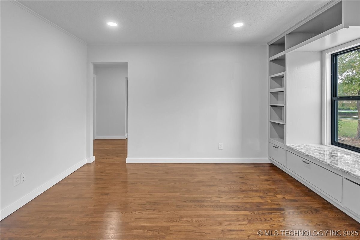 1942 N Oxford Avenue Property Photo 12