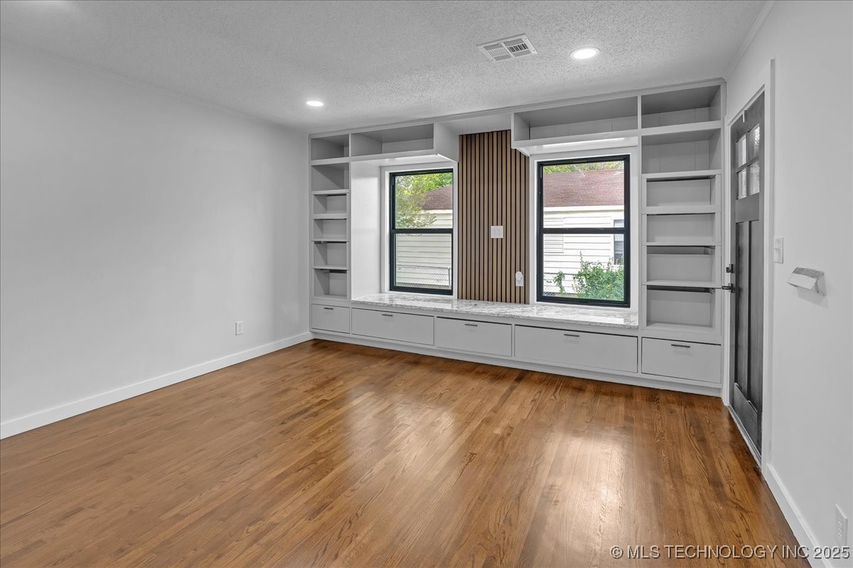 1942 N Oxford Avenue Property Photo 13