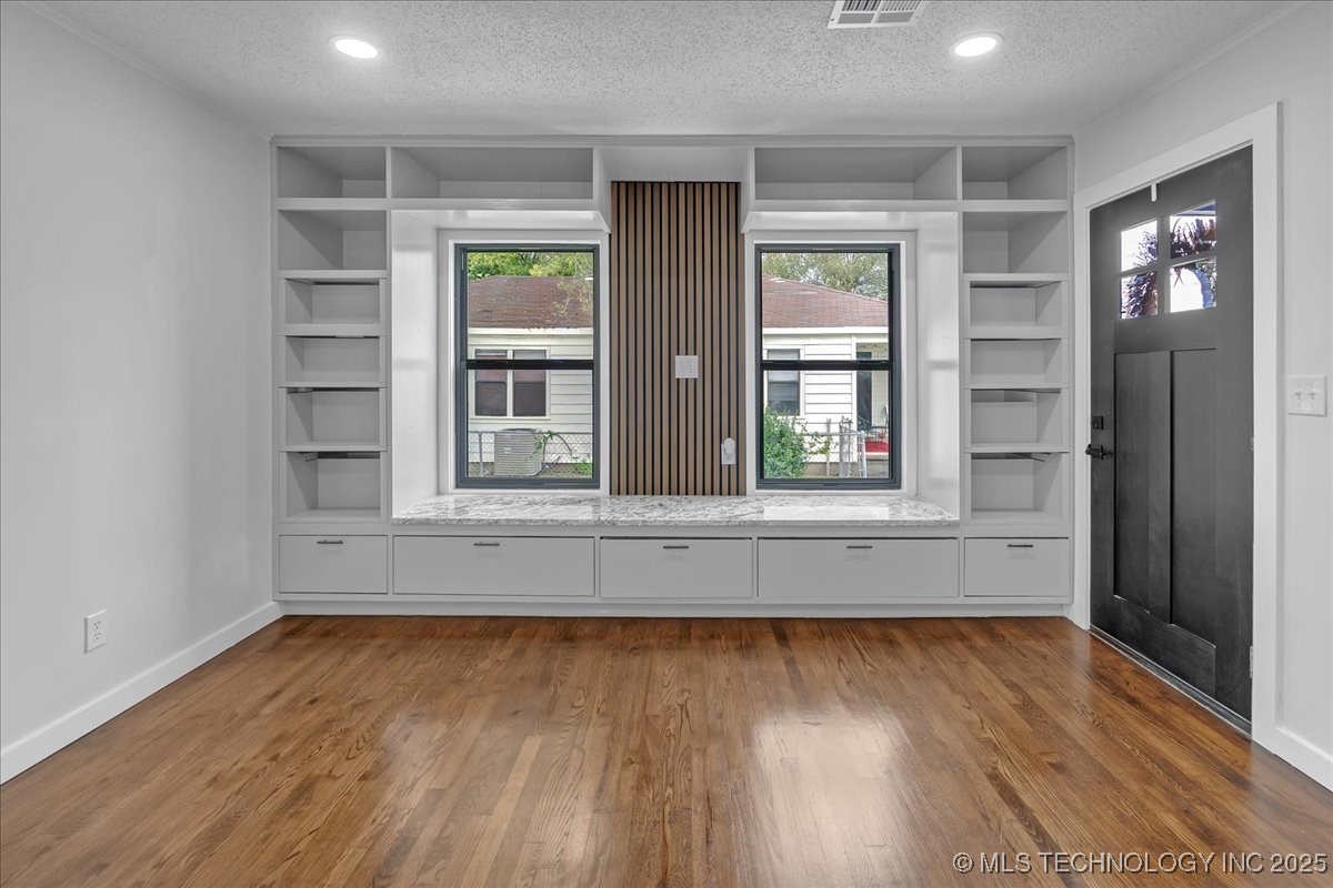 1942 N Oxford Avenue Property Photo 14