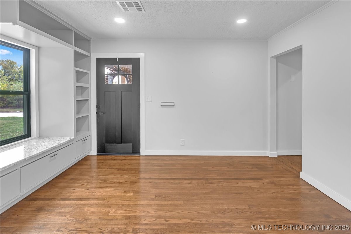 1942 N Oxford Avenue Property Photo 15