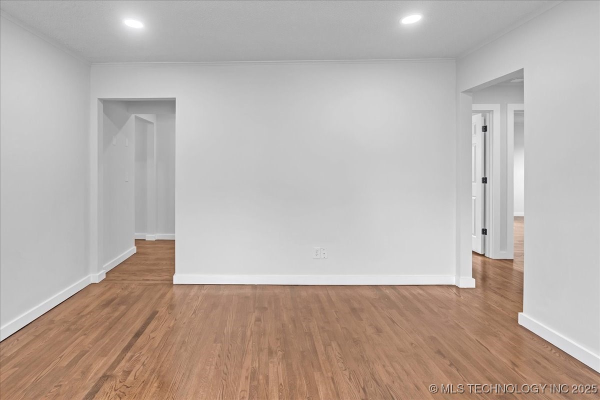 1942 N Oxford Avenue Property Photo 16