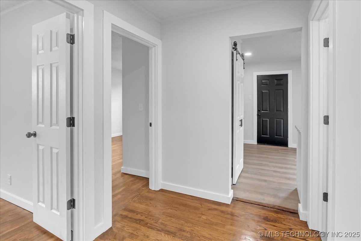 1942 N Oxford Avenue Property Photo 17