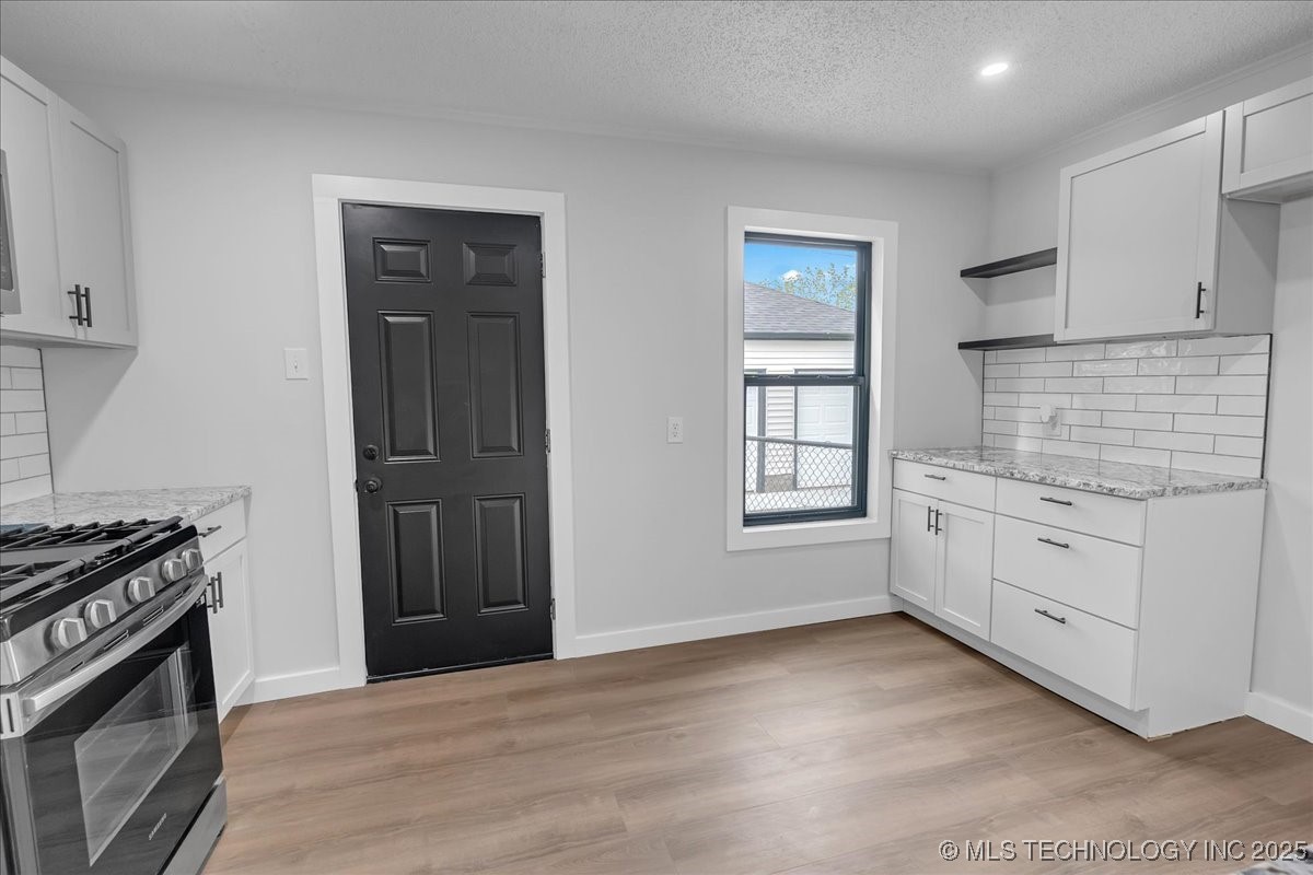 1942 N Oxford Avenue Property Photo 18