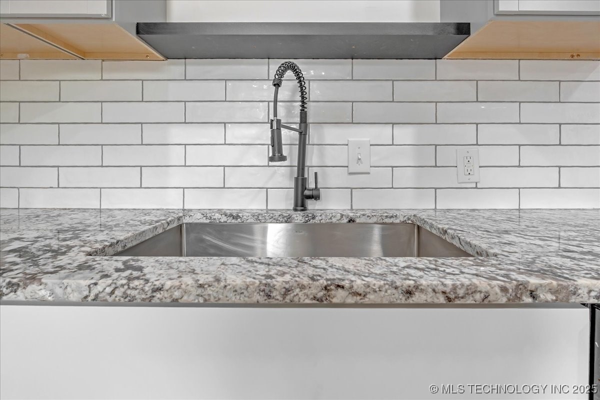 1942 N Oxford Avenue Property Photo 20