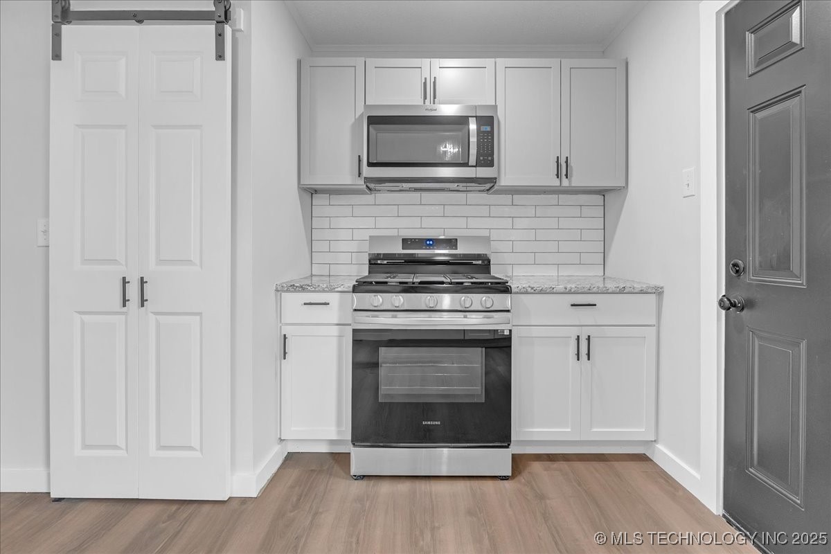 1942 N Oxford Avenue Property Photo 24