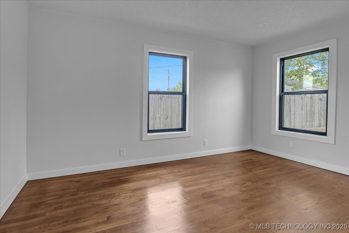 1942 N Oxford Avenue Property Photo 27