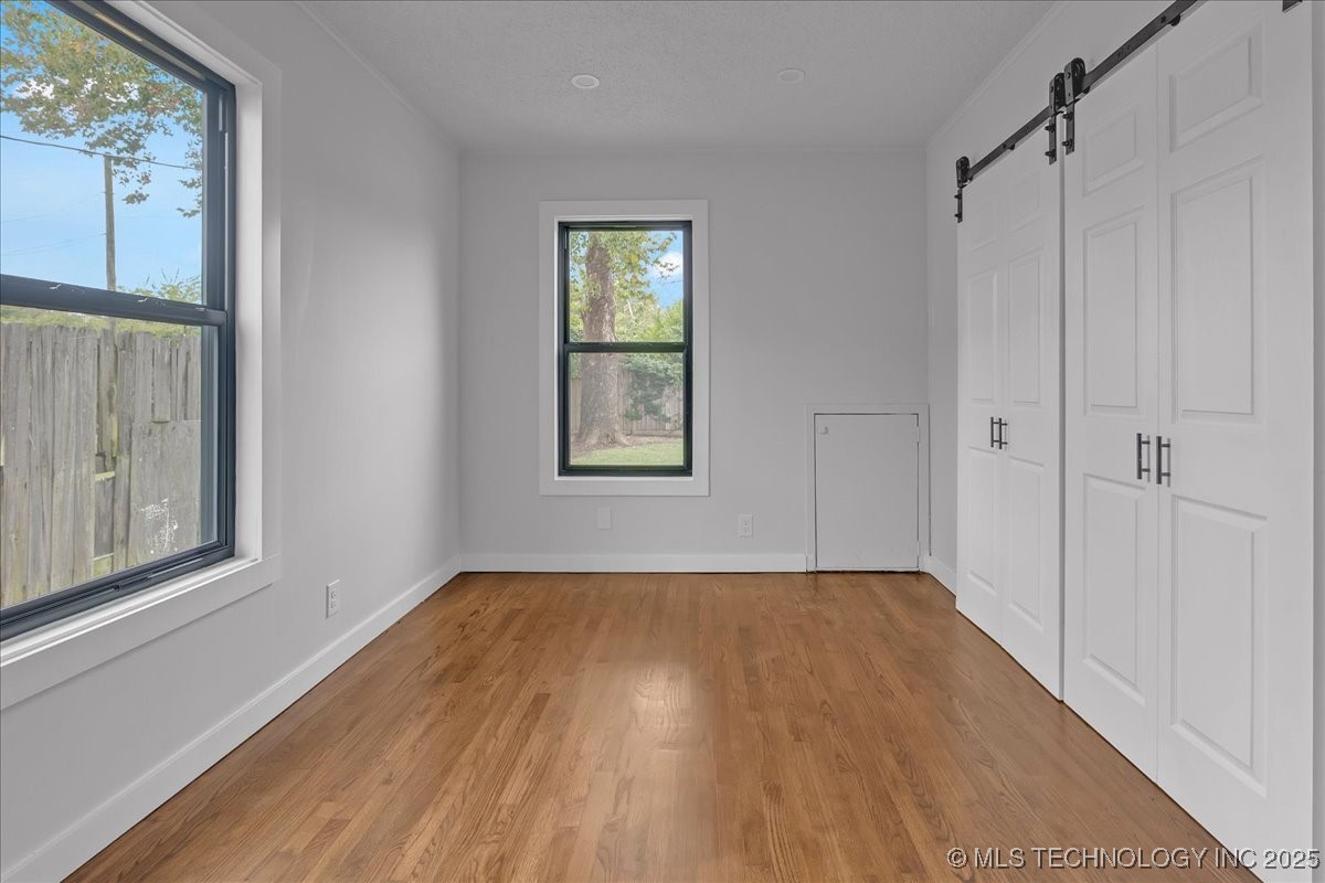 1942 N Oxford Avenue Property Photo 28