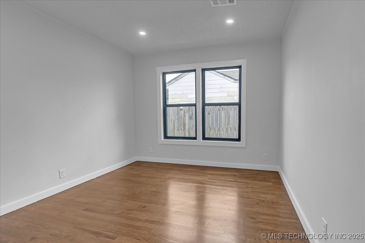 1942 N Oxford Avenue Property Photo 32