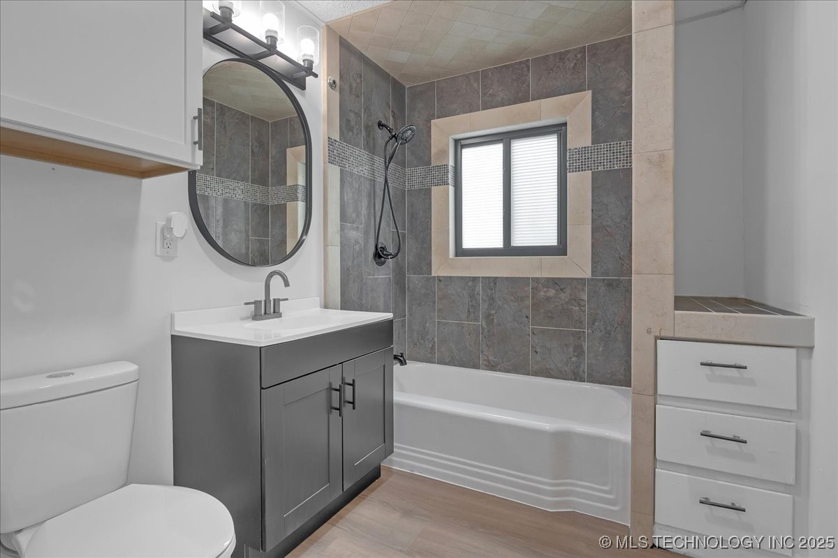 1942 N Oxford Avenue Property Photo 35