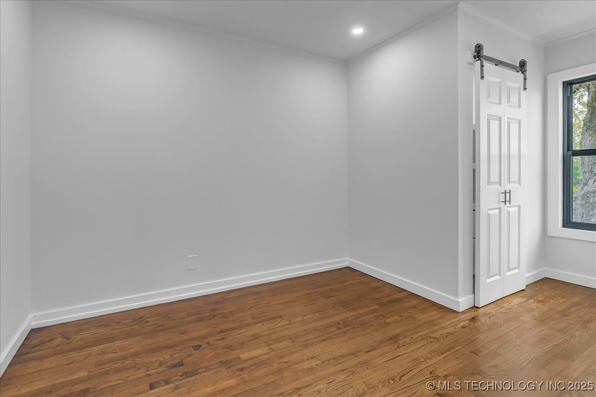 1942 N Oxford Avenue Property Photo 37