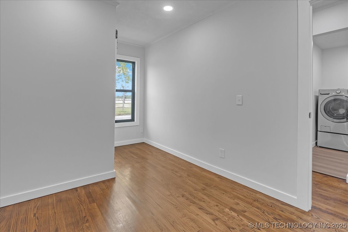 1942 N Oxford Avenue Property Photo 39