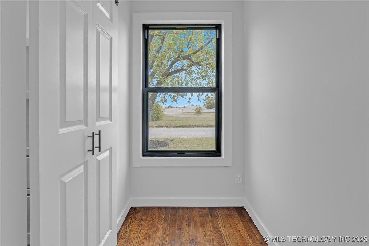 1942 N Oxford Avenue Property Photo 42