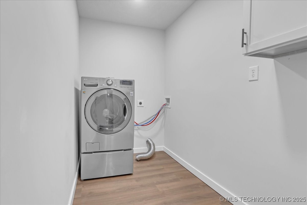 1942 N Oxford Avenue Property Photo 43