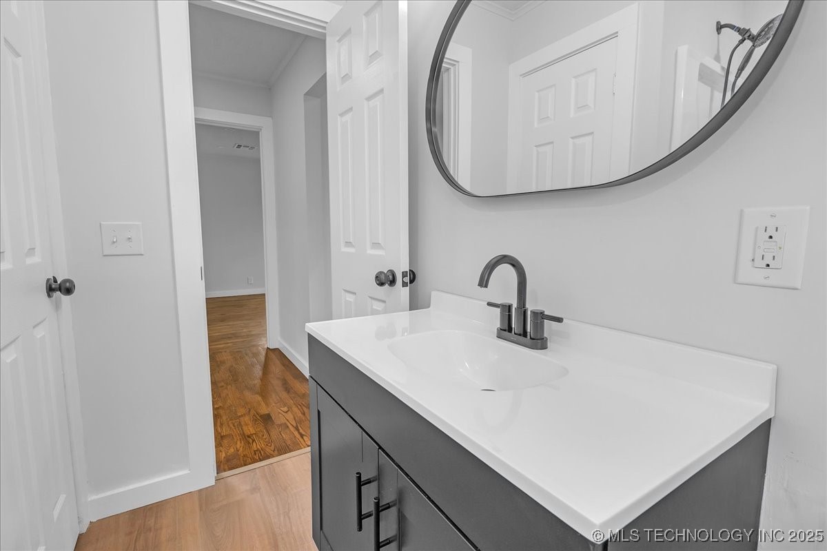 1942 N Oxford Avenue Property Photo 48