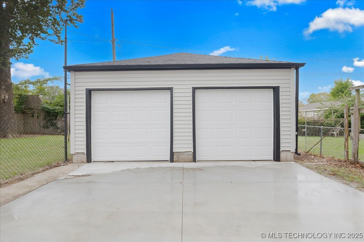 1942 N Oxford Avenue Property Photo 54