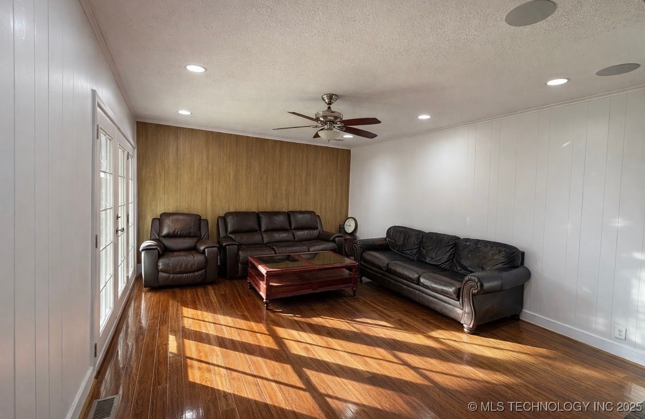 7836 S College Avenue Property Photo 4