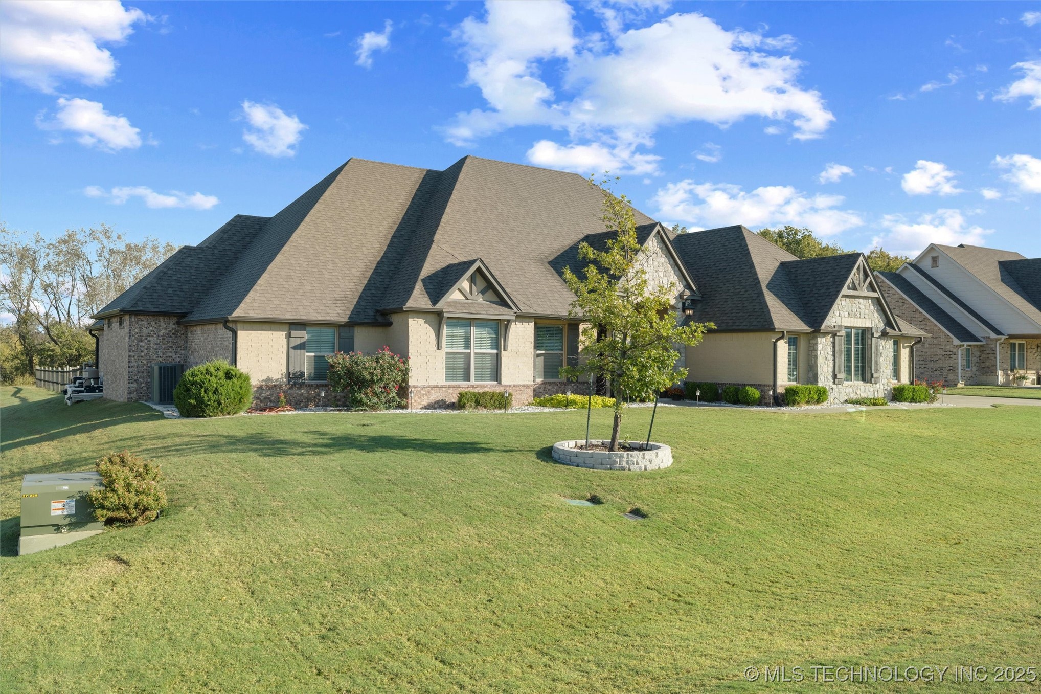 15301 E 83rd Street N Property Photo 1