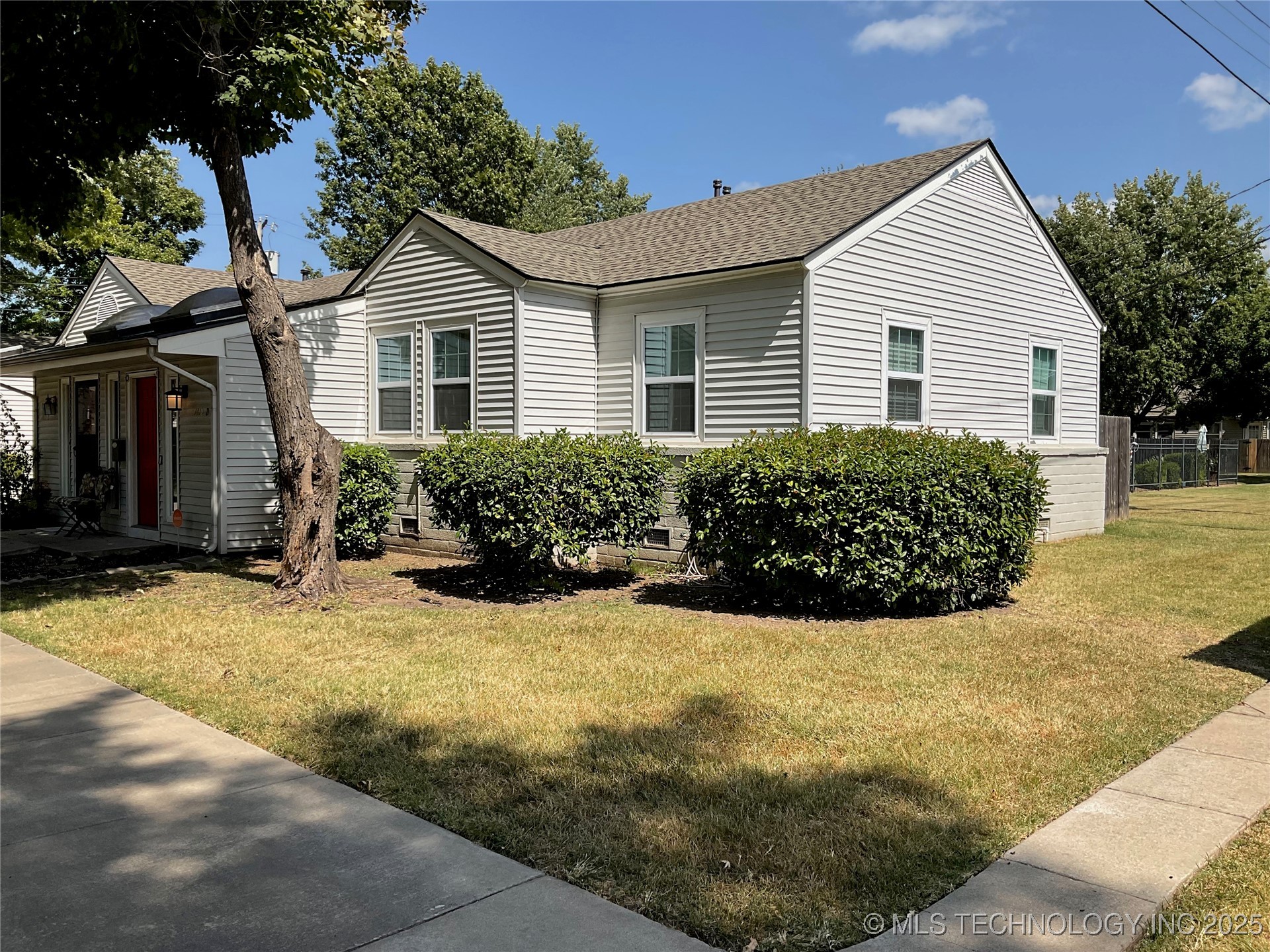 1412 E 38th Street D Property Photo 2